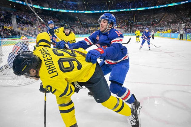 MILANO, ITALIEN 20260218 Sveriges Gabriel Landeskog tacklas av USA:s Brock Faber under herrarnas kvartsfinal i ishockey mellan USA och Sverige i Santagiulia Arena under OS i Milano. *** Bilden ingar i SPORTPAKET. För övriga BETALBILD *** MILANO ITALIEN x10070x *** MILANO, ITALY 20260218 Swedens Gabriel Landeskog is tackled by USAs Brock Faber during the mens ice hockey quarterfinal between USA and Sweden in Santagiulia Arena during the Milan Olympics Picture in SPORT PACKAGE For others PAY PICTURE MILANO ITALY x10070x  Copyright: xJessicaxGow TTx OS 2026 ISHOCKEY USA-SVERIGE KVARTSFINAL