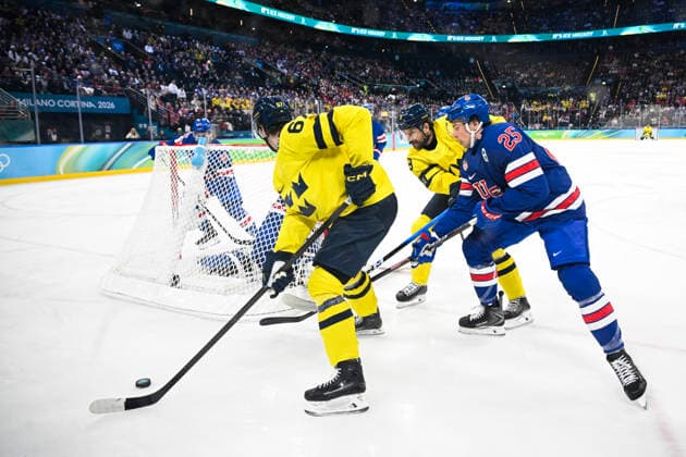 MILANO, ITALIEN 20260218 Sveriges Rickard Rakell och Filip Forsberg mot USA:s Charlie McAvoy under herrarnas kvartsfinal i ishockey mellan USA och Sverige i Santagiulia Arena under OS i Milano. *** Bilden ingar i SPORTPAKET. För övriga BETALBILD *** MILANO ITALIEN x10070x *** MILANO, ITALY 20260218 Swedens Rickard Rakell and Filip Forsberg against USAs Charlie McAvoy during the mens ice hockey quarterfinal between USA and Sweden in Santagiulia Arena during the Milan Olympics Picture in SPORT PACKAGE For others PAY PICTURE MILANO ITALY x10070x  Copyright: xJessicaxGow TTx OS 2026 ISHOCKEY USA-SVERIGE KVARTSFINAL