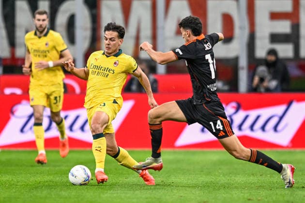 2026-02-18 AC Milan v Como 1907 - Serie A MILAN, ITALY - FEBRUARY 18: Ardon Jashari of AC Milan, Jacobo Ramon of Como 1907 during the Serie A match between AC Milan and Como 1907 at Giuseppe Meazza Stadium on February 18, 2026 in Milan, Italy. (Photo by Alberto Gandolfo BSR Agency) Milan Italy Content not available for redistribution in The Netherlands directly or indirectly through any third parties. Copyright: xBSRxAgencyx
