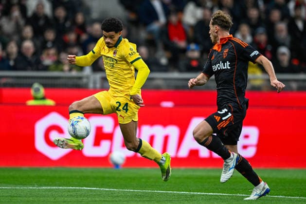 2026-02-18 AC Milan v Como 1907 - Serie A MILAN, ITALY - FEBRUARY 18: Zachary Athekame of AC Milan, Mergim Vojvoda of Como 1907 during the Serie A match between AC Milan and Como 1907 at Giuseppe Meazza Stadium on February 18, 2026 in Milan, Italy. (Photo by Alberto Gandolfo BSR Agency) Milan Italy Content not available for redistribution in The Netherlands directly or indirectly through any third parties. Copyright: xBSRxAgencyx