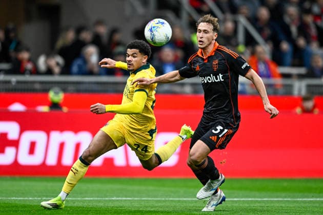 2026-02-18 AC Milan v Como 1907 - Serie A MILAN, ITALY - FEBRUARY 18: Zachary Athekame of AC Milan, Mergim Vojvoda of Como 1907 during the Serie A match between AC Milan and Como 1907 at Giuseppe Meazza Stadium on February 18, 2026 in Milan, Italy. (Photo by Alberto Gandolfo BSR Agency) Milan Italy Content not available for redistribution in The Netherlands directly or indirectly through any third parties. Copyright: xBSRxAgencyx