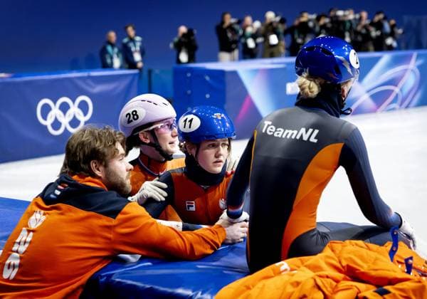 MILAN ZoÃ« Deltrap, Michelle Velzeboer, and Xandra Velzeboer during the 3000-meter relay final in the short track Speed skating, Eisschnelllauf event at the Milan Ice Skating Area at the Milan Winter Olympics. SEM VAN DER WAL ANP xVIxANPxSportx xxANPxIVx 551120929 originalFilename: 551120929.jpg