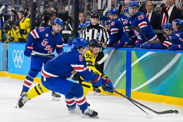 MILANO, ITALIEN 20260218 Sveriges Gabriel Landeskog med USA:s Quinn Hughes och Zach Werenski, under herrarnas kvartsfinal i ishockey mellan USA och Sverige i Santagiulia Arena under OS i Milano. *** Bilden ingar i SPORTPAKET. För övriga BETALBILD *** MILANO ITALIEN x10070x *** MILANO, ITALY 20260218 Swedens Gabriel Landeskog with USAs Quinn Hughes and Zach Werenski, during the mens ice hockey quarterfinal between USA and Sweden in Santagiulia Arena during the Milan Olympics Picture in SPORTPAKET For others PAYPICTURE MILANO ITALY x10070x  Copyright: xJessicaxGow TTx OS 2026 ISHOCKEY USA-SVERIGE KVARTSFINAL