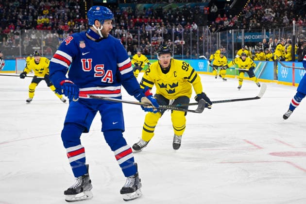 MILANO, ITALIEN 20260218 USA:s Jaccob Slavin framför Sveriges Gabriel Landeskog under herrarnas kvartsfinal i ishockey mellan USA och Sverige i Santagiulia Arena under OS i Milano. *** Bilden ingar i SPORTPAKET. För övriga BETALBILD *** MILANO ITALIEN x10070x *** MILANO, ITALY 20260218 USAs Jaccob Slavin in front of Swedens Gabriel Landeskog during the mens ice hockey quarterfinal between USA and Sweden in Santagiulia Arena during the Milan Olympics Picture in SPORT PACKAGE For others PAY PICTURE MILANO ITALY x10070x  Copyright: xJessicaxGow TTx OS 2026 ISHOCKEY USA-SVERIGE KVARTSFINAL