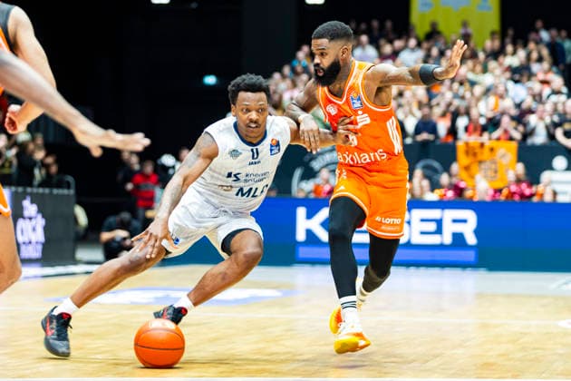 18 02 2026, xomx, Basketball easyCredit BBL Bundesliga, NINERS Chemnitz MLP Academics Heidelberg v l DJ Horne MLP Academics Heidelberg and Corey Davis Jr Niners Chemnitz in a duel on the ball Chemnitz