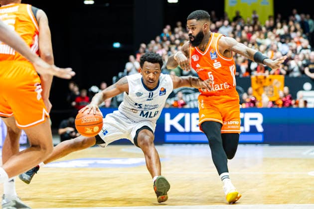 18 02 2026, xomx, Basketball easyCredit BBL Bundesliga, NINERS Chemnitz MLP Academics Heidelberg v l DJ Horne MLP Academics Heidelberg and Corey Davis Jr Niners Chemnitz in a duel on the ball Chemnitz