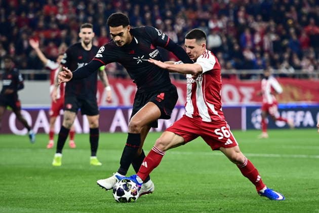 UEFA Champions League - Olympiacos FC vs Bayer 04 Leverkusen - Daniel Podence of Olympiacos FC in action against Jarell Quansah of Bayer 04 Leverkusen during the UEFA Champions League Play-Offs 1st leg soccer match between Olympiacos FC and Bayer 04 Leverkusen in Georgios Karaiskakis Stadium, Piraeus, Greece, on 18 February 2026. IMAGO ONE INCH PRODUCTIONS PIRAEUS GREECE Copyright: xONExINCHxPRODUCTIONSx 6859847