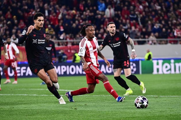 UEFA Champions League - Olympiacos FC vs Bayer 04 Leverkusen - Gelson Martins of Olympiacos FC in action against Jarell Quansah of Bayer 04 Leverkusen during the UEFA Champions League Play-Offs 1st leg soccer match between Olympiacos FC and Bayer 04 Leverkusen in Georgios Karaiskakis Stadium, Piraeus, Greece, on 18 February 2026. IMAGO ONE INCH PRODUCTIONS PIRAEUS GREECE Copyright: xONExINCHxPRODUCTIONSx 6859874