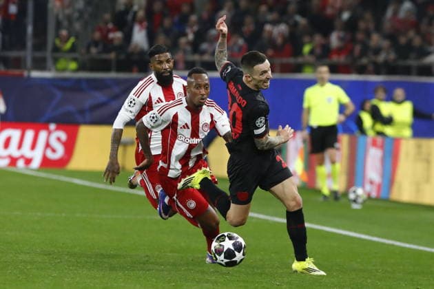 UEFA Champions League - Olympiacos FC vs Bayer 04 Leverkusen - Gelson Martins of Olympiacos FC in action against Alejandro Grimaldo of Bayer 04 Leverkusen during the UEFA Champions League Play-Offs 1st leg soccer match between Olympiacos FC and Bayer 04 Leverkusen in Georgios Karaiskakis Stadium, Piraeus, Greece, on 18 February 2026. IMAGO ONE INCH PRODUCTIONS PIRAEUS GREECE Copyright: xONExINCHxPRODUCTIONSx 6859882