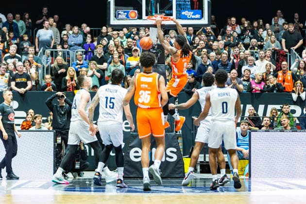 18 02 2026, xomx, Basketball easyCredit BBL Bundesliga, NINERS Chemnitz MLP Academics Heidelberg v l Nike Sibande Niners Chemnitz on the ball Dunking Chemnitz