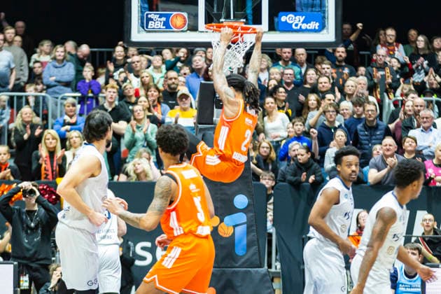 18 02 2026, xomx, Basketball easyCredit BBL Bundesliga, NINERS Chemnitz MLP Academics Heidelberg v l Nike Sibande Niners Chemnitz on the ball Dunking Chemnitz