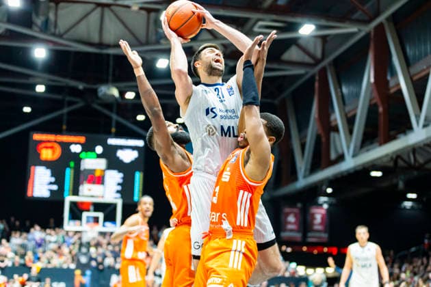 18 02 2026, xomx, Basketball easyCredit BBL Bundesliga, NINERS Chemnitz MLP Academics Heidelberg v l Mateo Å eriÄ‡ MLP Academics Heidelberg on the ball Corey Davis Jr Niners Chemnitz and Eric Washington Chemnitz