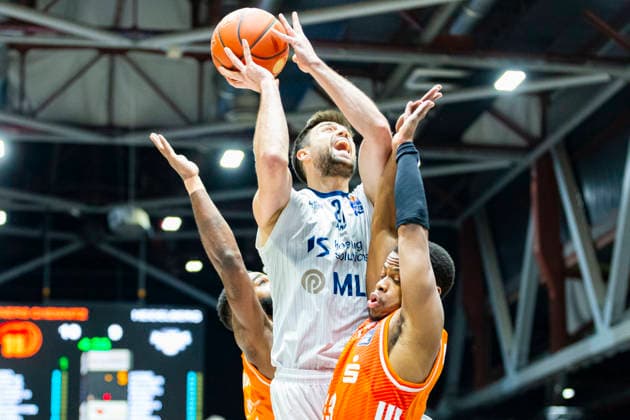 18 02 2026, xomx, Basketball easyCredit BBL Bundesliga, NINERS Chemnitz MLP Academics Heidelberg v l Mateo Å eriÄ‡ MLP Academics Heidelberg on the ball Corey Davis Jr Niners Chemnitz and Eric Washington Chemnitz