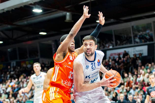 18 02 2026, xomx, Basketball easyCredit BBL Bundesliga, NINERS Chemnitz MLP Academics Heidelberg v l Eric Washington and Mateo Å eriÄ‡ MLP Academics Heidelberg in a duel on the ball Chemnitz