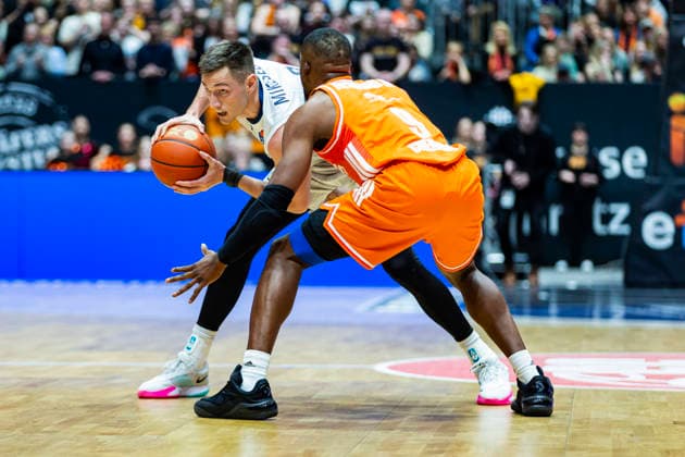 18 02 2026, xomx, Basketball easyCredit BBL Bundesliga, NINERS Chemnitz MLP Academics Heidelberg v l Ryan Mikesell MLP Academics Heidelberg on the ball John Newman III Niners Chemnitz Chemnitz