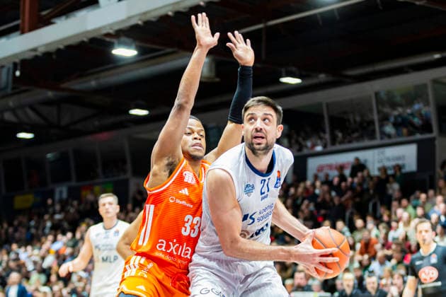 18 02 2026, xomx, Basketball easyCredit BBL Bundesliga, NINERS Chemnitz MLP Academics Heidelberg v l Eric Washington and Mateo Å eriÄ‡ MLP Academics Heidelberg in a duel on the ball Chemnitz