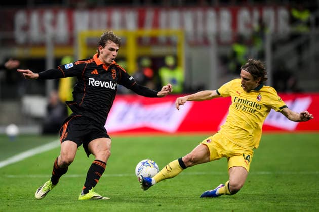 AC Milan v Como 1907 - Serie A Nico Paz of Como 1907 is tackled by Luka Modric of AC Milan during the Serie A football match between AC Milan and Como 1907. Milan Italy Copyright: xNicolòxCampox