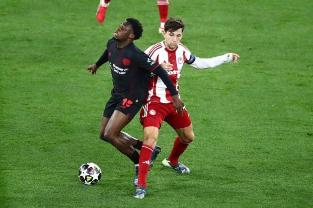UEFA Champions League - Olympiacos FC vs Bayer 04 Leverkusen - Panagiotis Retsos of Olympiacos FC in action against Ernest Poku of Bayer 04 Leverkusen during the UEFA Champions League Play-Offs 1st leg soccer match between Olympiacos FC and Bayer 04 Leverkusen in Georgios Karaiskakis Stadium, Piraeus, Greece, on 18 February 2026. IMAGO ONE INCH PRODUCTIONS PIRAEUS GREECE Copyright: xONExINCHxPRODUCTIONSx 6859903