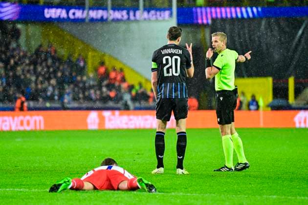 Club Brugge v Atletico de Madrid - UEFA Champions League BRUGGE, BELGIUM - FEBRUARY 18 : Vanaken Hans midfielder of Club Brugge, referee during the UEFA Champions League 2025 26 knockout phase play-off match first leg between Club Brugge and Atletico de Madrid on February 18, 2026 in Brugge, Belgium, 18 02 2026 Brugge Belgium  Copyright: xJanxDexMeuleneirx