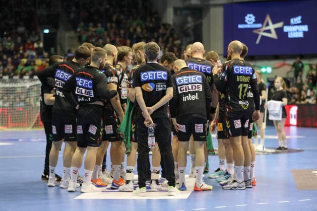 18 02 2026, xgox, Handball, EHF Champions League, SC Magdeburg GOG Handbold v l Auszeit, Mannschaftskreis Magdeburg