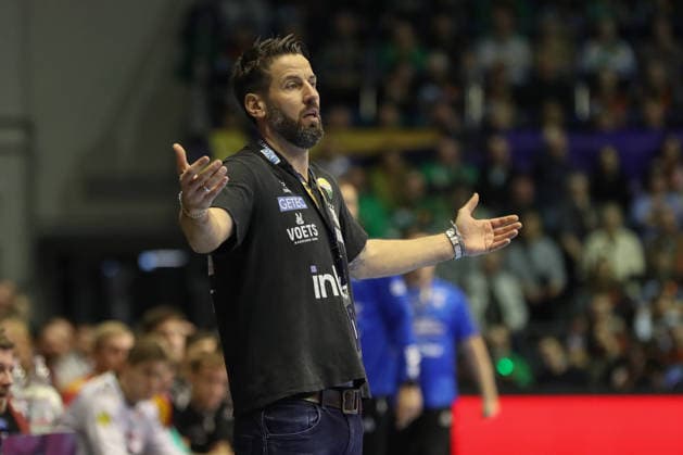 18 02 2026, xgox, Handball, EHF Champions League, SC Magdeburg GOG Handbold v l Bennet Wiegert Magdeburg, coach gives instructions, gesticulates with his arms, gives instructions Magdeburg