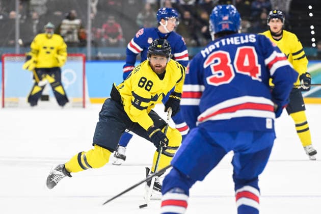 MILANO, ITALIEN 20260218 Sveriges William Nylander mot USA:s Auston Matthews under herrarnas kvartsfinal i ishockey mellan USA och Sverige i Santagiulia Arena under OS i Milano. *** Bilden ingar i SPORTPAKET. För övriga BETALBILD *** MILANO ITALIEN x10070x *** MILANO, ITALY 20260218 Swedens William Nylander against USAs Auston Matthews during the mens ice hockey quarterfinal between USA and Sweden in Santagiulia Arena during the Milan Olympics Picture in SPORT PACKAGE For others PAY PICTURE MILANO ITALY x10070x  Copyright: xJessicaxGow TTx OS 2026 ISHOCKEY USA-SVERIGE KVARTSFINAL