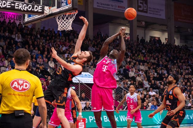 Germany 1 Bundesliga Basketball easyCredit BBL 2025 2026 Telekom Bonn vs SC RASTA Vechta 21 Matchday, 18 02 2026 Telekom Dome Bonn in action between Kur Jongkuch Telekom Bonn, 15 and Malte Gilijan SC Rasta Vechta, 14 Copyright: xOrhanxHabashx