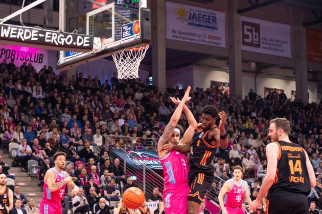 Germany 1 Bundesliga Basketball easyCredit BBL 2025 2026 Telekom Bonn vs SC RASTA Vechta 21 Matchday, 18 02 2026 Telekom Dome Bonn in action between Michael Kessens Telekom Bonn, 6 and Djairo Bernardina SC Rasta Vechta, 5 Copyright: xOrhanxHabashx