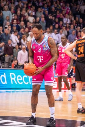 Germany 1 Bundesliga Basketball easyCredit BBL 2025 2026 Telekom Bonn vs SC RASTA Vechta 21 Matchday, 18 02 2026 Telekom Dome Bonn at the throw Jeff Garrett Jr Telekom Bonn, 4 Copyright: xOrhanxHabashx