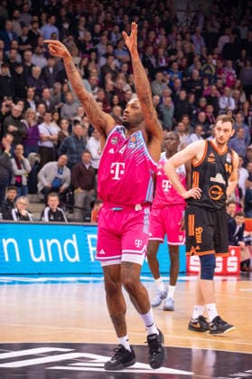 Germany 1 Bundesliga Basketball easyCredit BBL 2025 2026 Telekom Bonn vs SC RASTA Vechta 21 Matchday, 18 02 2026 Telekom Dome Bonn at the throw Jeff Garrett Jr Telekom Bonn, 4 Copyright: xOrhanxHabashx