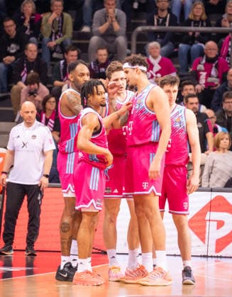 Germany 1 Bundesliga Basketball easyCredit BBL 2025 2026 Telekom Bonn vs SC RASTA Vechta 21 Matchday, 18 02 2026 Telekom Dome Bonn discuss during a stoppage in play Michael Kessens Telekom Bonn, 6 Jeff Garrett Jr Telekom Bonn, 4 Jalen Finch Telekom Bonn, 0 Copyright: xOrhanxHabashx