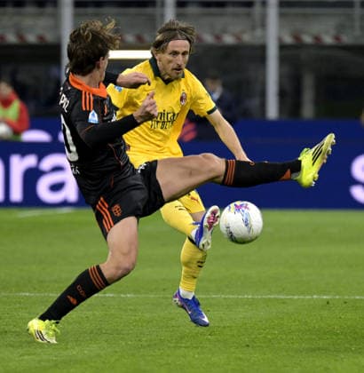Foto IPP Paolo Bona Milano 18 02 2026 Campionato Serie A di Calcio stagione 2025 2026 partita Milan-Como Nella foto Nico Paz e Luka Modric Italy Photo Press Worldwide Copyright italy Italy ITALY  Copyright: xR4924_italyphotopressx