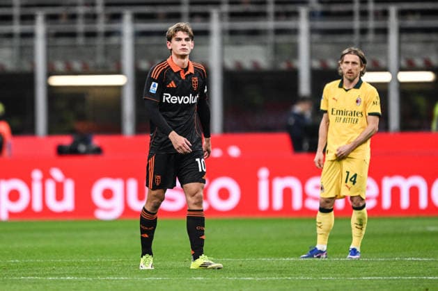 Nico Paz of Calcio Como lookon during the Italian Serie A football match between AC Milan and Calcio Como on February 18th, Giuseppe Meazza San Siro Siro stadium in Milan, Italy  Copyright: xTizianoxBallabio IPAxSportx xipa-agency.netx xx IPA_71703286 IPA_Agency_IPA71703286