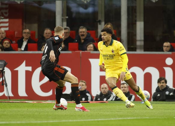 Zachary Athekame of AC Milan and Ignace Van der Brempt of Como 1907 during the Italian Serie A, 2025 2026 season, football match between AC Milan and Como 1907 on 18 February 2026 at â?? Giuseppe Meazza Stadium, San Siro, Milan, Italy. Photo Nderim Kaceli  Copyright: xNderimxKaceli IPAxSportx xipa-agency.netx xx IPA_71703571 IPA_Agency_IPA71703571