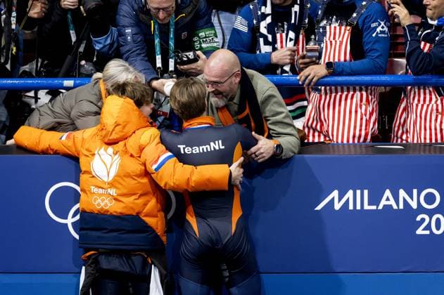 MILAN - Melle van t Wout and Jens van t Wout with their parents during the 500-meter short track Speed skating, Eisschnelllauf final at the Milan Ice Skating Area at the Milan Winter Olympics. ROBIN VAN LONKHUIJSEN ANP xVIxANPxSportx xxANPxIVx 551123046 originalFilename: 551123046.jpg
