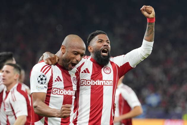 UEFA Champions League - Olympiacos FC vs Bayer 04 Leverkusen - Ayoub El Kaabi of Olympiacos FC celebrates with his teamamtes after scoring during the UEFA Champions League Play-Offs 1st leg soccer match between Olympiacos FC and Bayer 04 Leverkusen in Georgios Karaiskakis Stadium, Piraeus, Greece, on 18 February 2026. The goal was cancelled by VAR review. IMAGO ONE INCH PRODUCTIONS PIRAEUS GREECE Copyright: xONExINCHxPRODUCTIONSx 6859934