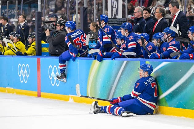 MILANO, ITALIEN 20260218 USA:s Brady Tkachuk sitter mot sargen vid den amerikanska bänken under herrarnas kvartsfinal i ishockey mellan USA och Sverige i Santagiulia Arena under OS i Milano. *** Bilden ingar i SPORTPAKET. För övriga BETALBILD *** MILANO ITALIEN x10070x *** MILANO, ITALY 20260218 USAs Brady Tkachuk sits against the wall at the American bench during the mens ice hockey quarterfinal between the USA and Sweden at the Santagiulia Arena during the Milan Olympics Picture in SPORT PACKAGE For others PAY PICTURE MILANO ITALY x10070x  Copyright: xJessicaxGow TTx OS 2026 ISHOCKEY USA-SVERIGE KVARTSFINAL