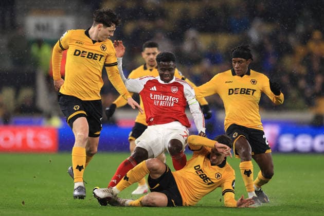 Fußball Premier League Wolverhampton Wanderers gegen Arsenal 18. Februar 2026 Premier League Wolverhampton Wanderers gegen Arsenal Santiago Bueno von Wolverhampton Wanderers geht gegen Bukayo Saka von Arsenal vor Foto Simon Stacpoole Abseits Wolverhampton UK  Copyright: xSimonxStacpoolexOffside