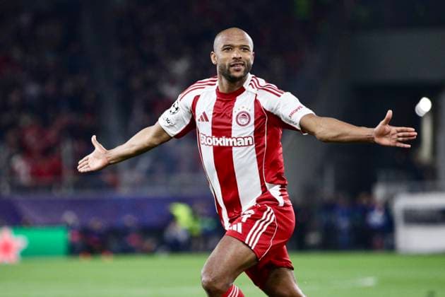 UEFA Champions League - Olympiacos FC vs Bayer 04 Leverkusen - Ayoub El Kaabi of Olympiacos FC celebrates with his teamamtes after scoring during the UEFA Champions League Play-Offs 1st leg soccer match between Olympiacos FC and Bayer 04 Leverkusen in Georgios Karaiskakis Stadium, Piraeus, Greece, on 18 February 2026. The goal was cancelled by VAR review. IMAGO ONE INCH PRODUCTIONS PIRAEUS GREECE Copyright: xONExINCHxPRODUCTIONSx 6859959