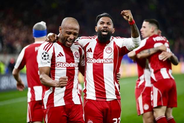 UEFA Champions League - Olympiacos FC vs Bayer 04 Leverkusen - Ayoub El Kaabi of Olympiacos FC celebrates with his teamamtes after scoring during the UEFA Champions League Play-Offs 1st leg soccer match between Olympiacos FC and Bayer 04 Leverkusen in Georgios Karaiskakis Stadium, Piraeus, Greece, on 18 February 2026. The goal was cancelled by VAR review. IMAGO ONE INCH PRODUCTIONS PIRAEUS GREECE Copyright: xONExINCHxPRODUCTIONSx 6859961