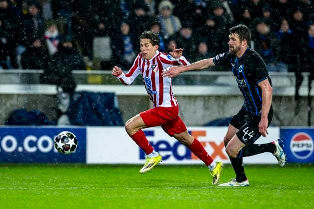 Atletico de Madrid forwarder Giuliano Simeone, Club Brugge defender Brandon Mechele, during the match Club Brugge KV vs Atletico de Madrid at the Jan Breydelstadion for the Champions League KO play offs 1st leg season 2025 2026 in BRUGGE, Belgium on 18 february 2026 Photo by Stefan Koops EYE4IMAGES DeFodi Images