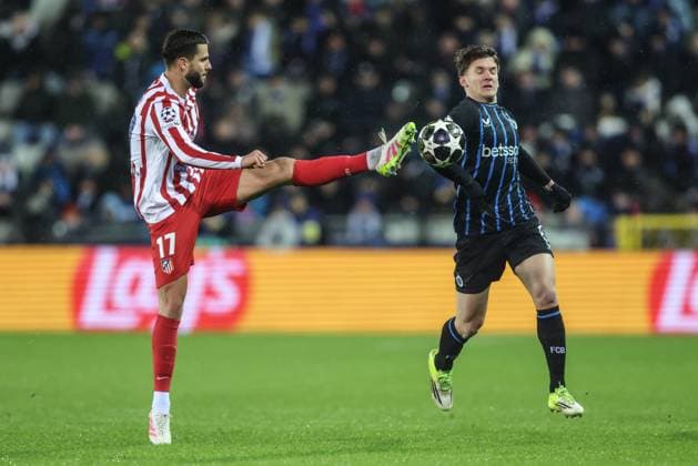 Atletico Madrid s David Hancko and Club s Christos Tzolis fight for the ball during a soccer game between Belgian Club Brugge KV and Spanish Atletico de Madrid, in Brugge on Wednesday 18 February 2026, the first leg of the play-offs for the knockout phase of the UEFA Champions League tournament. BRUNOxFAHY  x164163218x