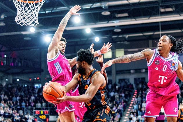 Lloyd Pandi Rasta Vechta, 41 vs Jalen Finch Telekom Baskets Bonn, Alijah Comithier Telekom Baskets Bonn, 02 Telekom Baskets Bonn vs Rasta Vechta, Basketball, easy Credit BBL, 21 Matchday, 2025 2026, 18 02 2026 Telekom Baskets Bonn vs Rasta Vechta, Basketball, easy Credit BBL, 21 Matchday, 2025 2026, 18 02 2026 Bonn Copyright: xEibner-Pressefoto GerhardxWingenx EP_GWR