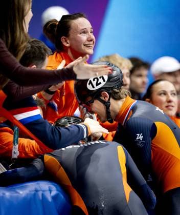 MILAN - Selma Poutsma, Melle van t Wout, and Jens van t Wout during the 500-meter short track Speed skating, Eisschnelllauf final at the Milan Ice Skating Area at the Milan Winter Olympics. SEM VAN DER WAL ANP xVIxANPxSportx xxANPxIVx 551124309 originalFilename: 551124309.jpg
