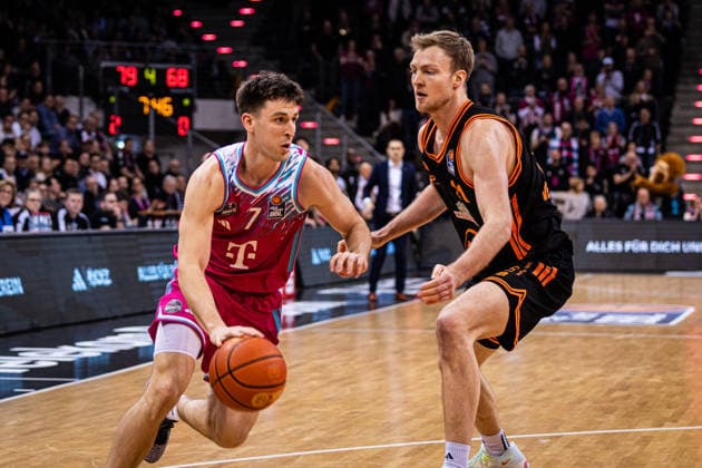 easyCredit Basketball Bundesliga, Telekom Baskets Bonn vs SC RASTA Vechta, 18 02 2026 Grayson Murphy Telekom Baskets Bonn 7 vs Lars Thiemann RASTA Vechta 21 easyCredit Basketball Bundesliga, Telekom Baskets Bonn vs SC RASTA Vechta, 18 02 2026, Telekom Dome Bonn Copyright: xBEAUTIFULxSPORTS Derixx