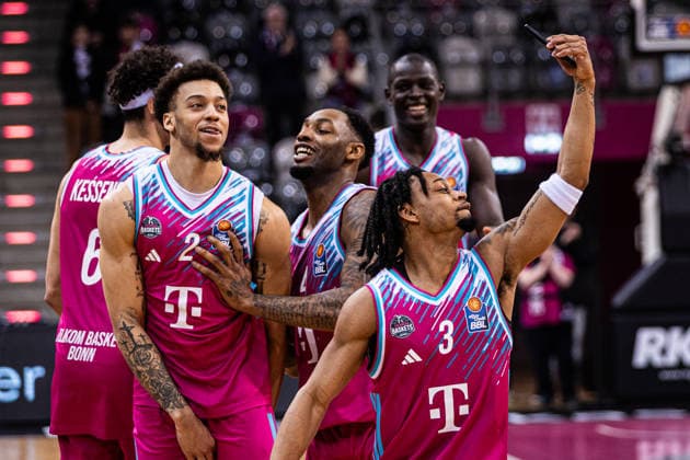 easyCredit Basketball Bundesliga, Telekom Baskets Bonn vs SC RASTA Vechta, 18 02 2026 Selfie celebration after Bonns victory easyCredit Basketball Bundesliga, Telekom Baskets Bonn vs SC RASTA Vechta, 18 02 2026, Telekom Dome Bonn Copyright: xBEAUTIFULxSPORTS Derixx