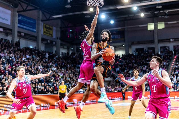Tevin Brown Rasta Vechta, 10 vs Zach Cooks Telekom Baskets Bonn, 03 , Grayson Murphy Telekom Baskets Bonn, 07 watches Telekom Baskets Bonn vs Rasta Vechta, Basketball, easy Credit BBL, 21 Matchday, 2025 2026, 18 02 2026 Telekom Baskets Bonn vs Rasta Vechta, Basketball, easy Credit BBL, 21 Matchday, 2025 2026, 18 02 2026 Bonn Copyright: xEibner-Pressefoto GerhardxWingenx EP_GWR