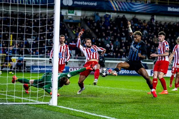 Atletico de Madrid goalkeeper Jan Oblak, Club Brugge midfielder Raphael Onyedika score the 1 2, during the match Club Brugge KV vs Atletico de Madrid at the Jan Breydelstadion for the Champions League KO play offs 1st leg season 2025 2026 in BRUGGE, Belgium on 18 february 2026 Photo by Stefan Koops EYE4IMAGES DeFodi Images