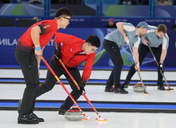 (260218) -- CORTINA D AMPEZZO, Feb. 18, 2026 -- Xu Jingtao (2nd L) and Li Zhichao of China compete during the curling men s round robin session 11 match between the Czech Republic and China at the 2026 Milan-Cortina Winter Olympics in Cortina, Italy, Feb. 18, 2026. ) (MICO2026)ITALY-CORTINA D AMPEZZO-OLYMPIC Winter games, Winterspiele,Spiele, Summer games CURLING-MEN-ROUND ROBIN-CHN VS CZE DingxXu 
