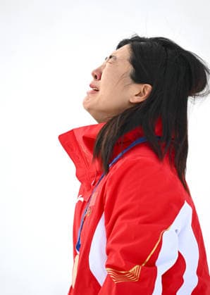 (260218) -- LIVIGNO, Feb. 18, 2026 -- Gold medalist Xu Mengtao of China weeps during the awarding ceremony of the freestyle skiing women s aerials at the Milan-Cortina 2026 Olympic Winter games, Winterspiele,Spiele, Summer games in Livigno, Italy, Feb. 18, 2026. ) (MICO2026)ITALY-LIVIGNO-OLYMPIC WINTER GAMES-FREESTYLE SKIING-WOMEN S AERIALS-FINAL ZhangxHongxiang 